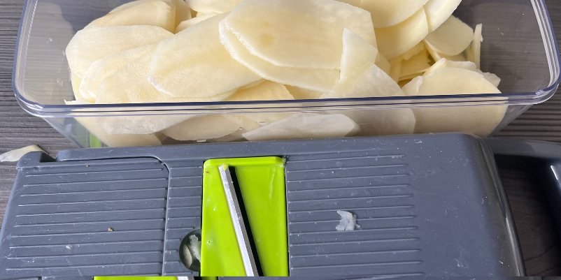 Dauphinoise Potatoes thinly sliced potatoes
