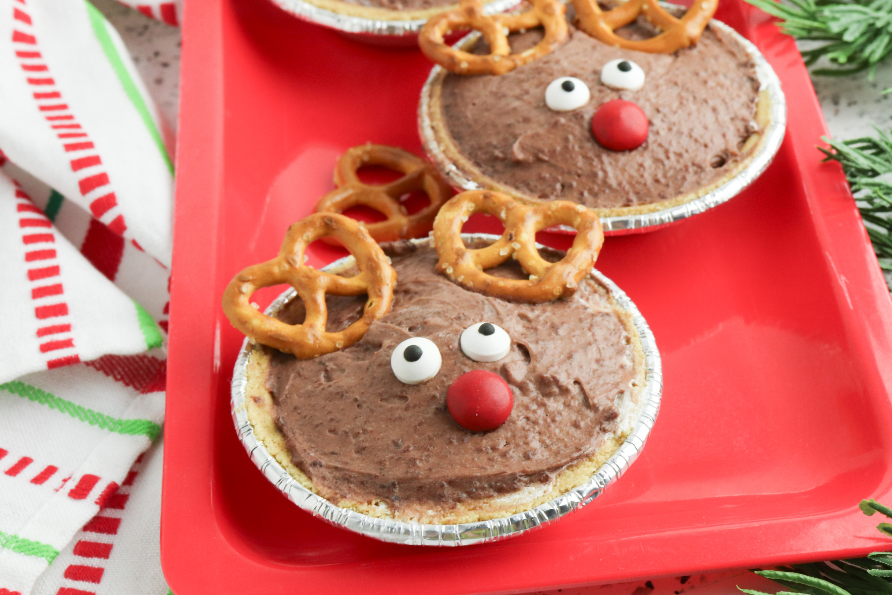 No-Bake Mini Rudolph Pies – Fast, Festive, and Delicious